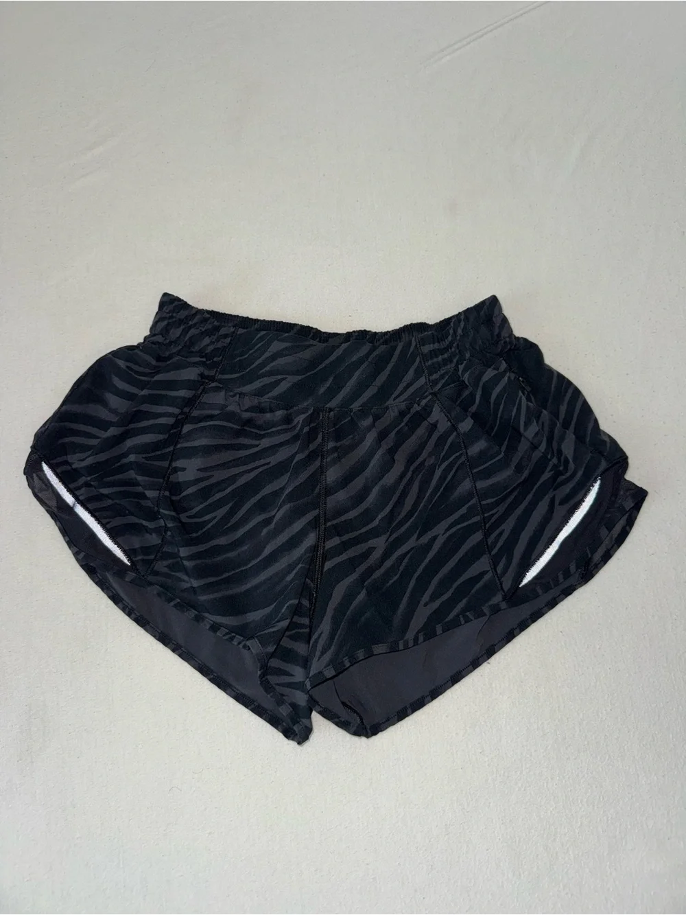 Lululemon Hotty Hot Low Rise Short 2.5